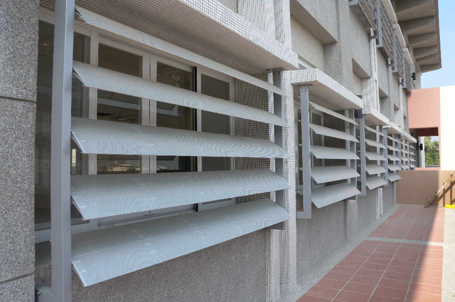 台湾地区东西向射入室内的辐射角度很低(早晨及午后),水平遮阳板(百叶