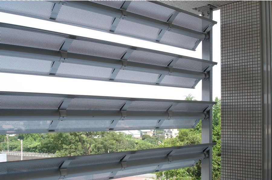 水平遮阳板(百叶)较无效果,因此非改用垂直遮阳板(百叶)不可